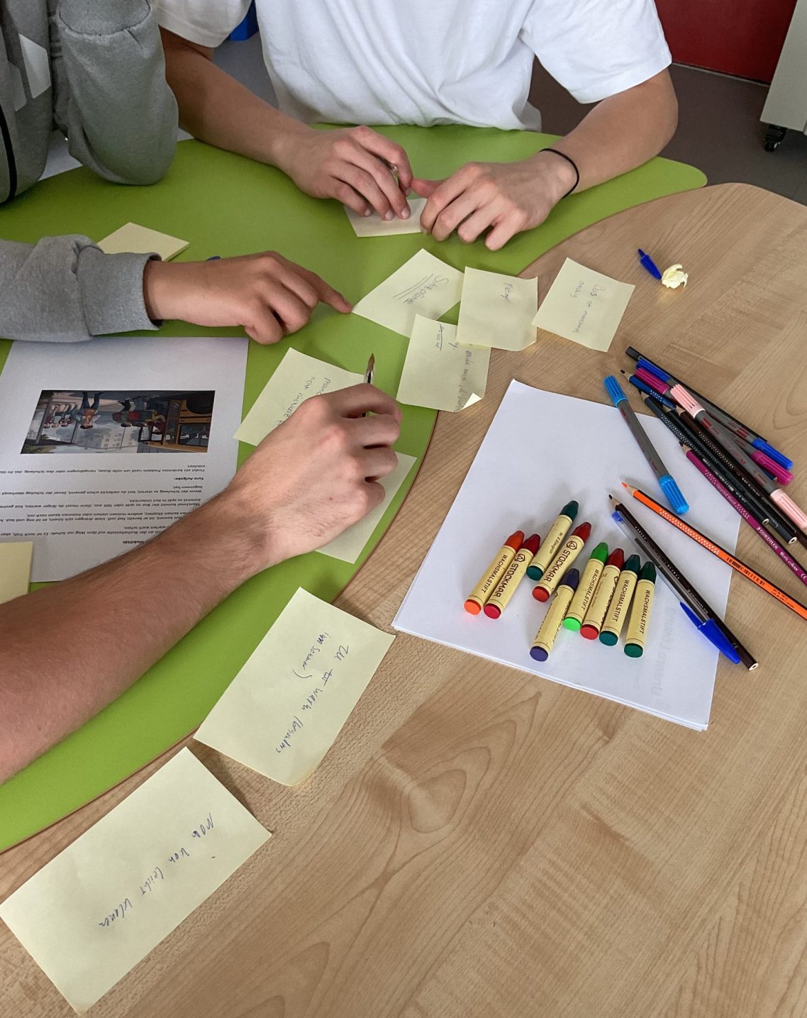Stolz präsentieren die Schüler:innen der Anne-Frank-Realschule Ettlingen ihren Wanderpokal, Scheck und ihre Urkunde. Mit ihnen freuen sich Klaus Albrecht, Zentrum für Schulqualität und Lehrerbildung (hintere Reihe 1. v. l.), Patrick Scheef von der Leichtathletik-Gemeinschaft Region Karlsruhe (hintere Reihe 3. v. l.), Gerda Desserich, Mitglied Sportausschuss Stadt Karlsruhe (hintere Reihe 4. v. l.) und Sparkassendirektor Thomas Schroff, stv. Vorstandsvorsitzender der Sparkasse Karlsruhe (1. v. r.).