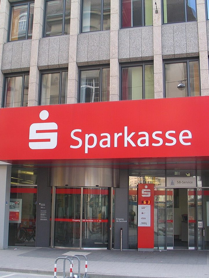 Stolz präsentieren die Schüler:innen der Anne-Frank-Realschule Ettlingen ihren Wanderpokal, Scheck und ihre Urkunde. Mit ihnen freuen sich Klaus Albrecht, Zentrum für Schulqualität und Lehrerbildung (hintere Reihe 1. v. l.), Patrick Scheef von der Leichtathletik-Gemeinschaft Region Karlsruhe (hintere Reihe 3. v. l.), Gerda Desserich, Mitglied Sportausschuss Stadt Karlsruhe (hintere Reihe 4. v. l.) und Sparkassendirektor Thomas Schroff, stv. Vorstandsvorsitzender der Sparkasse Karlsruhe (1. v. r.).