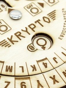 Stolz präsentieren die Schüler:innen der Anne-Frank-Realschule Ettlingen ihren Wanderpokal, Scheck und ihre Urkunde. Mit ihnen freuen sich Klaus Albrecht, Zentrum für Schulqualität und Lehrerbildung (hintere Reihe 1. v. l.), Patrick Scheef von der Leichtathletik-Gemeinschaft Region Karlsruhe (hintere Reihe 3. v. l.), Gerda Desserich, Mitglied Sportausschuss Stadt Karlsruhe (hintere Reihe 4. v. l.) und Sparkassendirektor Thomas Schroff, stv. Vorstandsvorsitzender der Sparkasse Karlsruhe (1. v. r.).