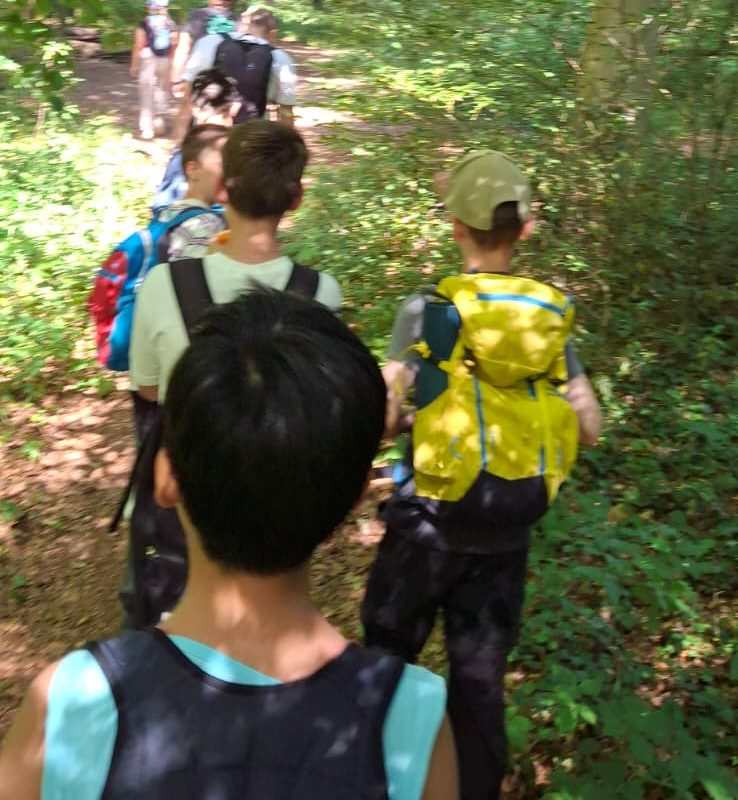 Stolz präsentieren die Schüler:innen der Anne-Frank-Realschule Ettlingen ihren Wanderpokal, Scheck und ihre Urkunde. Mit ihnen freuen sich Klaus Albrecht, Zentrum für Schulqualität und Lehrerbildung (hintere Reihe 1. v. l.), Patrick Scheef von der Leichtathletik-Gemeinschaft Region Karlsruhe (hintere Reihe 3. v. l.), Gerda Desserich, Mitglied Sportausschuss Stadt Karlsruhe (hintere Reihe 4. v. l.) und Sparkassendirektor Thomas Schroff, stv. Vorstandsvorsitzender der Sparkasse Karlsruhe (1. v. r.).