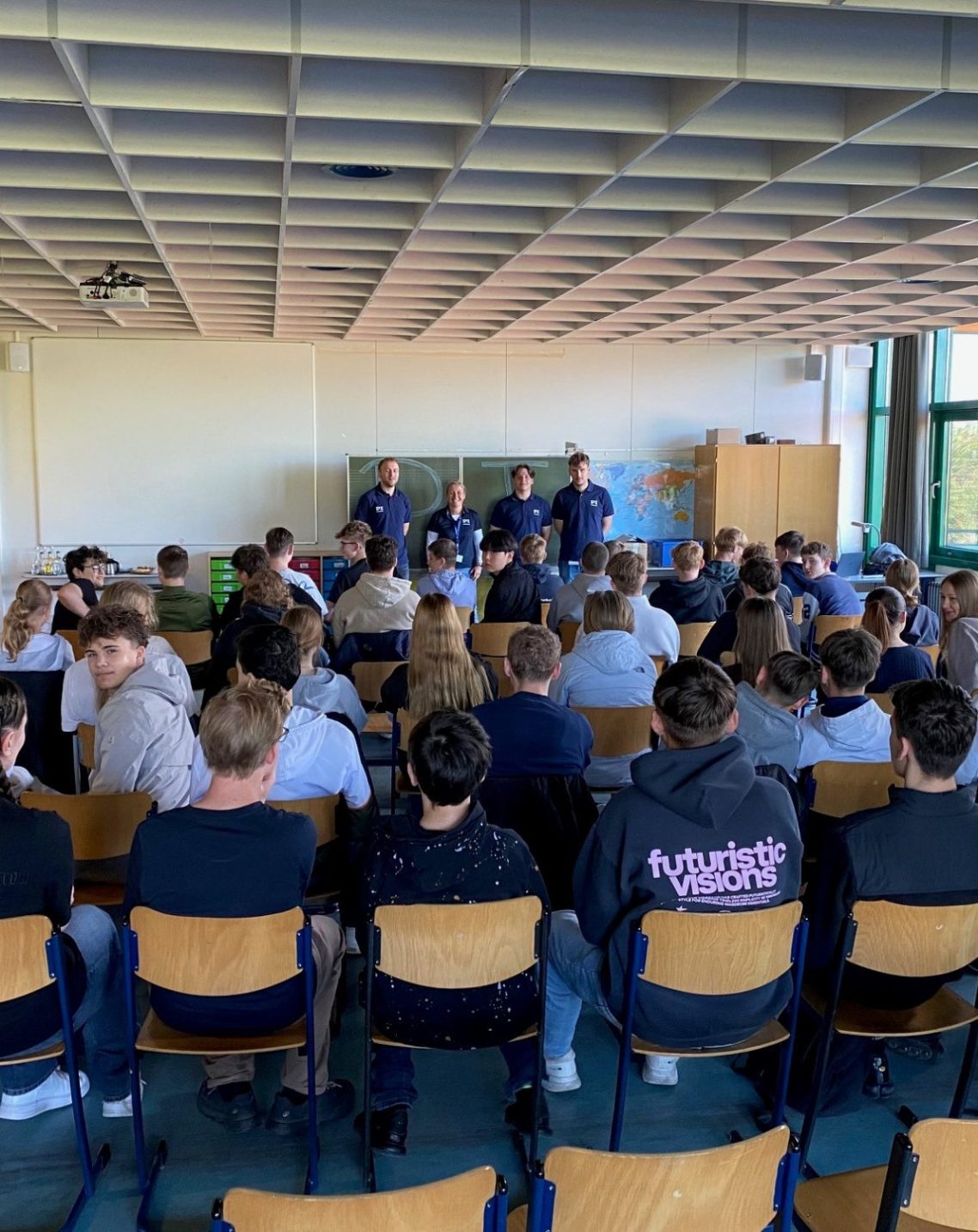 Stolz präsentieren die Schüler:innen der Anne-Frank-Realschule Ettlingen ihren Wanderpokal, Scheck und ihre Urkunde. Mit ihnen freuen sich Klaus Albrecht, Zentrum für Schulqualität und Lehrerbildung (hintere Reihe 1. v. l.), Patrick Scheef von der Leichtathletik-Gemeinschaft Region Karlsruhe (hintere Reihe 3. v. l.), Gerda Desserich, Mitglied Sportausschuss Stadt Karlsruhe (hintere Reihe 4. v. l.) und Sparkassendirektor Thomas Schroff, stv. Vorstandsvorsitzender der Sparkasse Karlsruhe (1. v. r.).